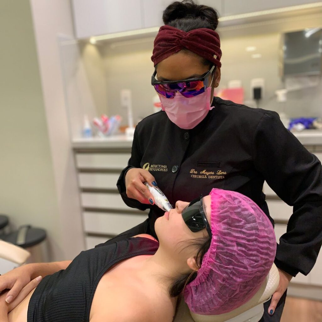 Aplicação de laserterapia no pós-operatório de Bichectomia em Florianópolis SC com a Dra. Mayara Lima.