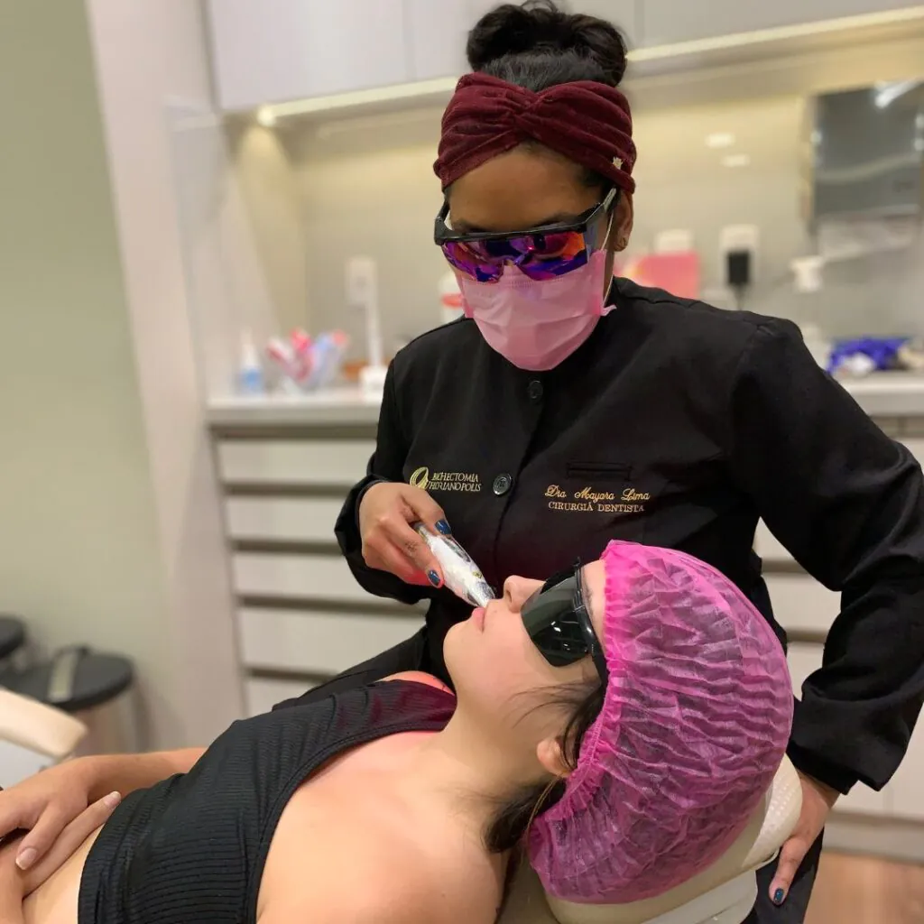 Aplicação de laserterapia no pós-operatório de Bichectomia em Florianópolis SC com a Dra. Mayara Lima.